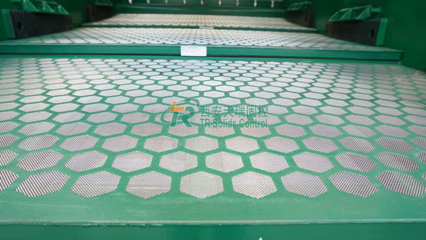 钻井作业怎样更换振动筛筛网？